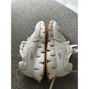 Reebok Zig Kinetica Womens Sneakers White Beige Gum Sole Running Shoes Size7 GUC thumbnail 3