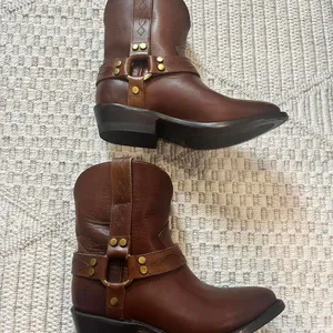 Frye Billy Short Leather Harness Booties in Saddle thumbnail 3