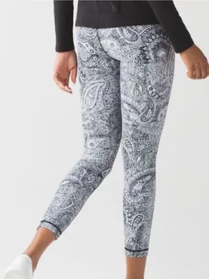 Lululemon Black & White Paisley High Times Athleisure Yoga Leggings - Size 6 thumbnail 2