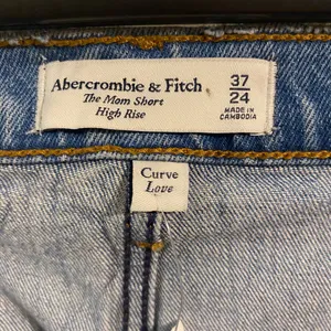 New NWT Abercrombie & Fitch High Rise The‎ Mom Short Curve Love 37 24 thumbnail 5