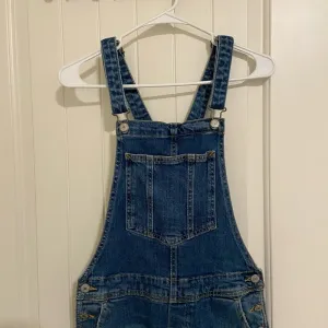 EUC | Old‎ Navy women’s ripped distressed medium wash denim overalls — size 2 thumbnail 2