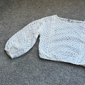 Forever 21 White Eyelet Cropped Blouse Size Medium thumbnail 2