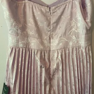 NWT Lulus Lavender Purple Satin Pleated Floral Midi Dress Women's size Medium thumbnail 7