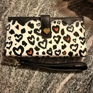 Betsey Johnson Leopard Heart Print Wristlet Wallet Detachable Strap NWT thumbnail 3