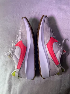 Nike Women's White & Coral Pink Swoosh Retro Runner thumbnail 8