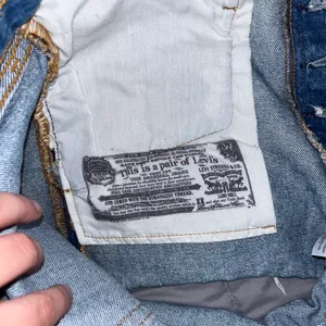 Levi's High-Waisted Denim Shorts thumbnail 9
