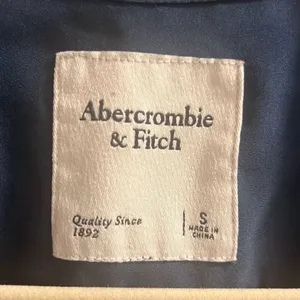 ✨Abercrombie & Fitch Ruched Sleeve Sz Small Blue Top✨ thumbnail 8