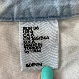 H&M‎ &Denim Womens Light Wash Western Snap Front Denim Shirt US 6 thumbnail 5