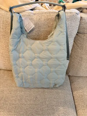 Lululemon Quilty Pleasures Shoulder Bag 14L pelican sold out online NWT thumbnail 9