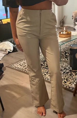 Abercrombie High-Rise Beige Flare Pants - Sleek Everyday Style thumbnail 1