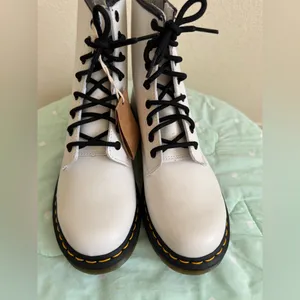 NWT Dr. Martens 1460 White Lace-Up Boots Womens size 9 thumbnail 4