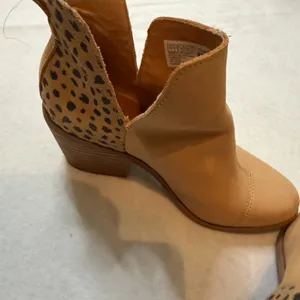 TOMS Tan Leather & Cheetah Print Ankle Boots Block Heel Size 7 thumbnail 2