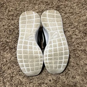Nike Black and White Sneakers with Sleek Design thumbnail 6