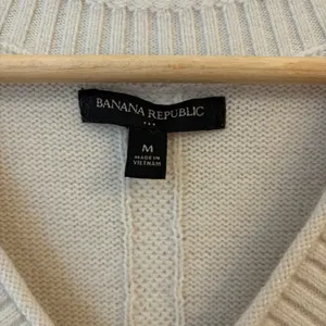 Banana Republic V-Neck Cricket Sweater Women M Oatmeal Tennis Preppy Lightweight thumbnail 3