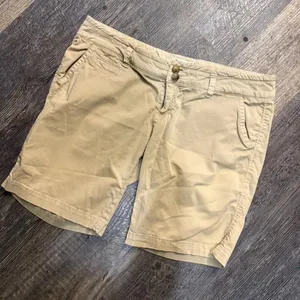 Low Rise 2000s American Eagle tan‎ cargo shorts thumbnail 1