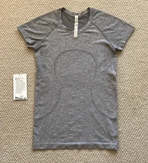 Lululemon Swiftly Tech Short Sleeve 2.0 Crew Shirt Size 6 Slate White EUC thumbnail 1