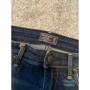 Abercrombie & Fitch Harper Low‎ Rise Ankle Jeans Dark Wash Distressed Size 25 0S thumbnail 2