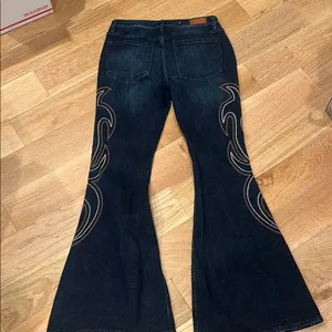 Shyanne Women'S Dark Wash Mid Rise Embroidered Flare‎ Jeans 31 thumbnail 6