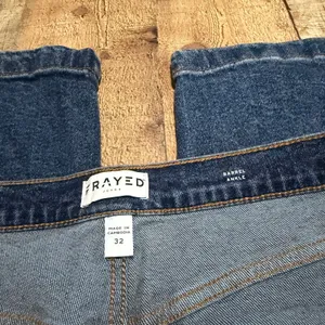 Frayed Dark Wash Bow Print Side High Rise Barrel Leg Jeans Sz 32 Boho Festival thumbnail 4