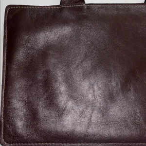 Source Unknown BROWN LEATHER VINTAGE HAND BAG DESIGN ON ONE SIDE ZIP MIDDLE POCKET INSIDE thumbnail 4