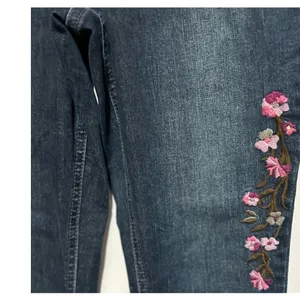 Crown & Ivy Petite Skinny Blue Jeans w/Floral‎ Pink Embroidered Design Size 6PR thumbnail 6