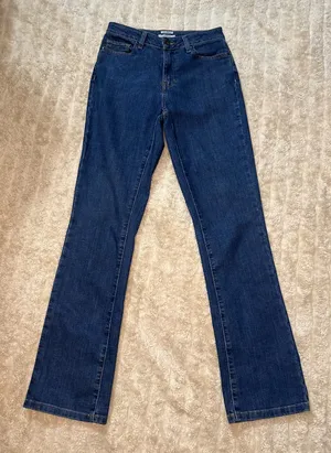 L.L. Bean Classic Fit medium-dark wash mid rise straight leg jeans 4 Med/Tall thumbnail 1