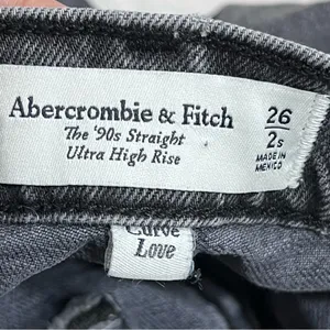 Abercrombie & Fitch The 90’s straight Ultra High Rise Jeans 26/2s curve love thumbnail 2