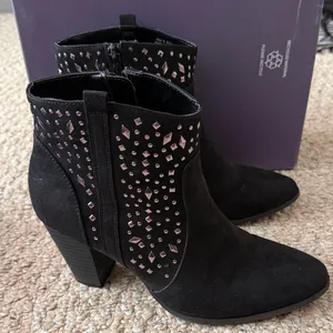 JENNIFER LOPEZ Black Suede Ankle Boots with Pink Stud Detail - Women's 8.5 thumbnail 5