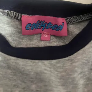 Edikted Long Sleeve Top Boston Graphic  thumbnail 4