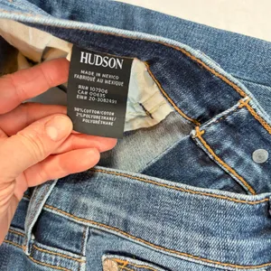 Hudson womens Nico midrise ankle super skinny jeans. Size 28. mild distress thumbnail 4