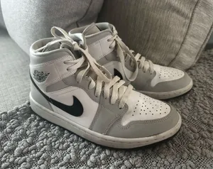 Nike air jordan 1 mid  thumbnail 1
