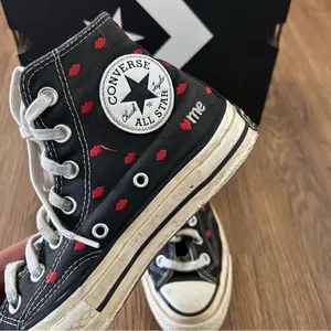 CONVERSE all Star Chuck Taylor hi top kiss lips embroidered lace up shoes sz7 thumbnail 7