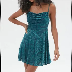 Urban Outfitters NWT 53Y UO‎ Lexi Dress Mini Teal Turquoise Velvel Burnout XS thumbnail 2