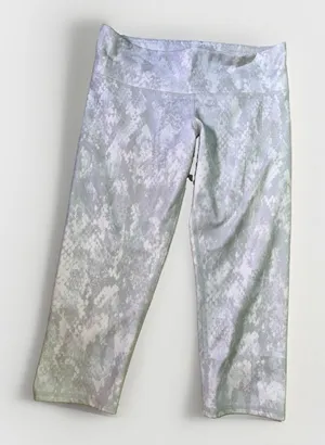 Alo Yoga White Snake Skin Print Cropped Leggings size XS - 17" Inseam (A3) thumbnail 1