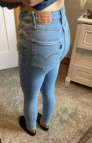 Levi's 721 High-Rise Skinny Jeans thumbnail 2
