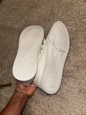 white sneakers Size 8.5 thumbnail 3