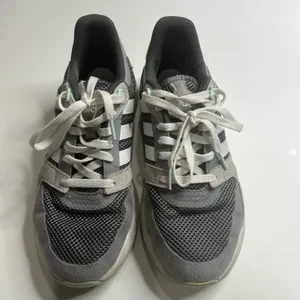 Women’s adidas low top cloud foam running shoes size 7.5 thumbnail 11