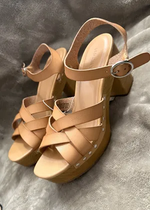 Old Navy Women's Tan Platform Sandals Size 9 thumbnail 1