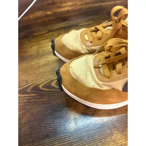 Nike gold sneakers size 7.5? thumbnail 5