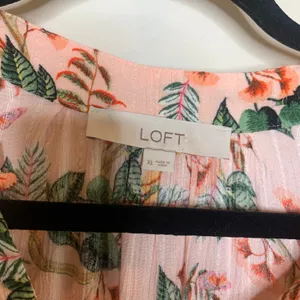 LOFT Peach Floral Blouse Crinkle Fabric Sz XL 100% Viscose thumbnail 10