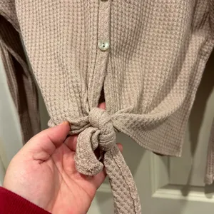Altar'd State Womens Medium Mauve Waffle Knit Button Front Tie‎ Hem Top Boho thumbnail 2
