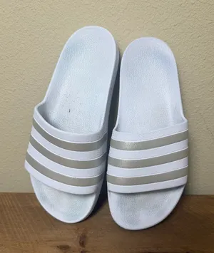 Adidas Adilette Aqua Slides in Cloud White and Platinum Metallic Size 7 thumbnail 1