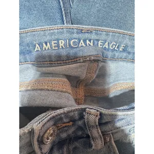 American‎ Eagle Mom Straight Jean Women Size 0 Light Wash Distressed Blue thumbnail 4