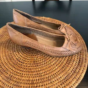 Tempos Vintage Tan Leather Woven Kiltie Fringe Kitten Heel Pumps Brazil 8B thumbnail 2