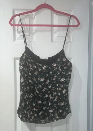 Honey Punch NWOT FLORAL SATIN CAMISOLE TOP Black floral printed sleeveless top thumbnail 1