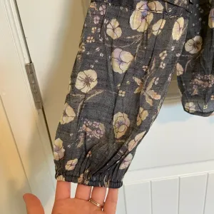 NWOT | Lauren Conrad women’s long sleeve square neck floral blouse —‎ small thumbnail 3
