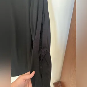 Pleione black top with cutout arm detail L thumbnail 4