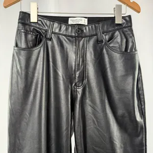 Abercrombie & Fitch The 90's‎ Relaxed Ultra High Rise Faux Leather Pants 4 Short thumbnail 4
