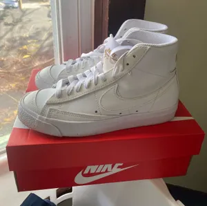 White Nike high tops  thumbnail 1