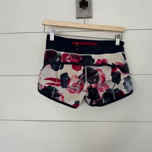 Lululemon Women’s 2 Berry Inky Floral Speed Shorts thumbnail 3